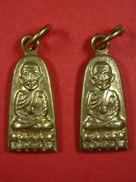 เหรียญหลวงปู่ทวดรุ่นทะเลซุงเนื้อกะไหล่ทอง ปี 2508 ทีเดียว 2 องค์
