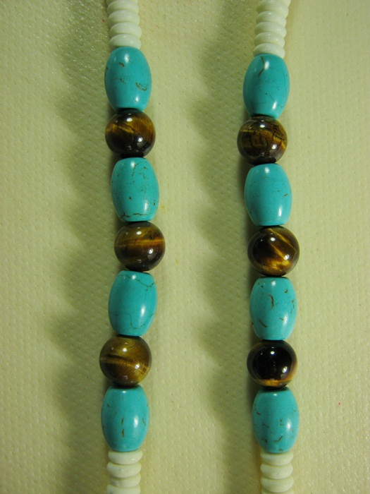 สร้อยแว่นกระดูก 1 ห่วง หัวขุน แต่งเม็ดหิน tiger eye กับหินเทอร์คอยซ์ สวยๆ