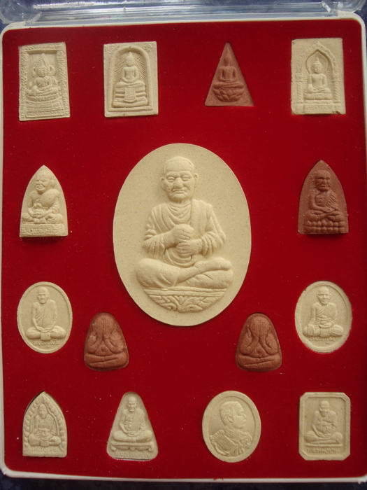 ขนาดตั้งบูชา สมเด็จพุฒาจารย์โต วัดโนนกุ่ม จ.นครราชสีมา เนื้อผง15องค์