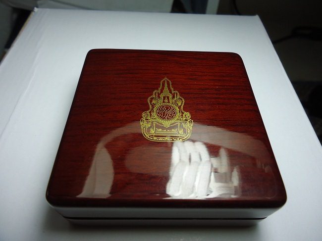 เหรียญในหลวงโฮเลเเกรมทองคำขัดเงาพร้อมกรอบทองคำแท้พร้อมกล่องไม้เดิมๆ