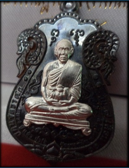 เหรียญหลวงปู่แผ้ว ปวโร รุ่น เหนือดวงมหาบารมี เนื้อนวะหน้ากากเงิน กล่องเดิม หมายเลข ๑๓๕๓