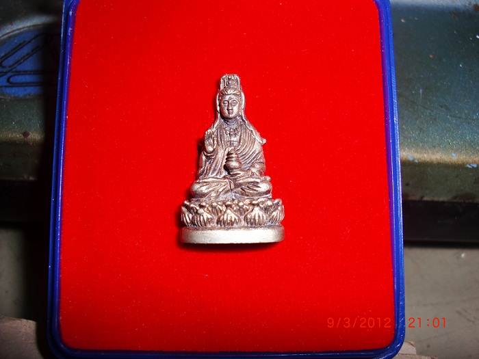 พระโพธิสัตค์กวนอิมประธานพรเนื้อเงินรุ่นมหามงคลเจริญสุขวัดบวรนิเวศพร้อมกล่องเดิมสวยๆครับ