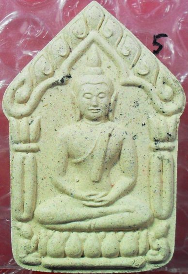 ขุนแผนบรมครู ๓๒ พิมพ์ใหญ่ เนื้อขาวหลังฝังพลอยเคาะเดียวครับ องค์นี้พลอยเยอะครับ เคาะเดียวครับ
