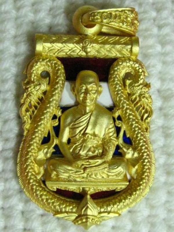 เสมาฉลุยกซุ้มพญานาค หลวงพ่อจรัญ รุ่น นฤมิตรโชค เนื้อทองระฆังลงยาสีธงชาติ หมายเลข 243 พร้อมกล่องเดิม