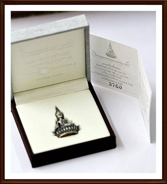 พระกริ่ง พระพุทธประทานยศบารมี เนื้อเงินพิมพ์ใหญ่ No. 3760 พร้อมหนังสือหนังสือสูจิบัตร 