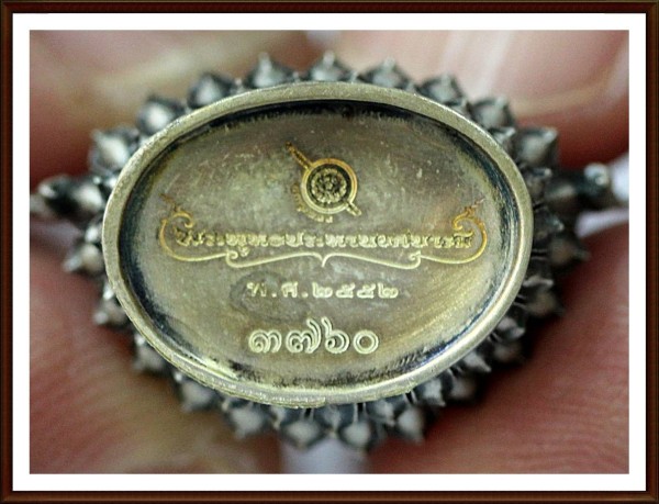 พระกริ่ง พระพุทธประทานยศบารมี เนื้อเงินพิมพ์ใหญ่ No. 3760 พร้อมหนังสือหนังสือสูจิบัตร 