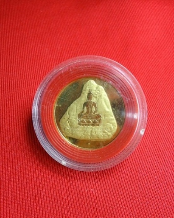 เหรียญในหลวง ที่ระลึกครองราชย์ 60 ปี หลังพระพุทธรูปเกาะสลักเขาชีจรรย์  