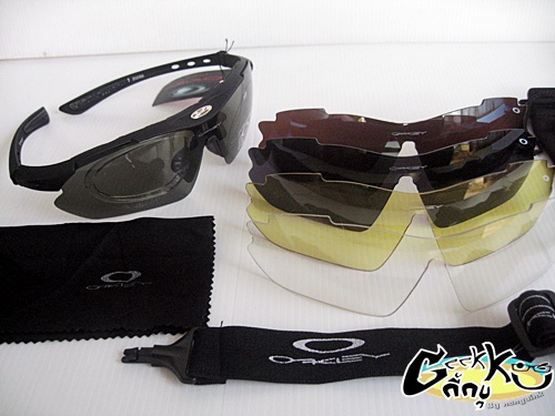 แว่น กันแดด Oakley มาพร้อม เลนส์เปลี่ยนสีได้ถึง 5 สี มีกรอบสำหรับใส่เลนส์สายตาได้ด้วยครับรุ่นนี้ มาพ