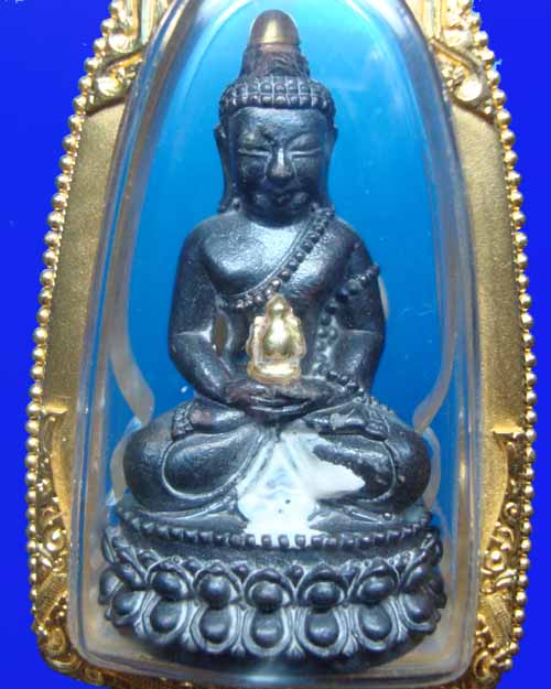 พระกริ่งเขี้ยวแก้วหลวงปู่กาหลง เนื้อนวะโลหะ เกศวัชระทองคำสวิส หมายเลข ๖๒๘ เลื่ยมทอง