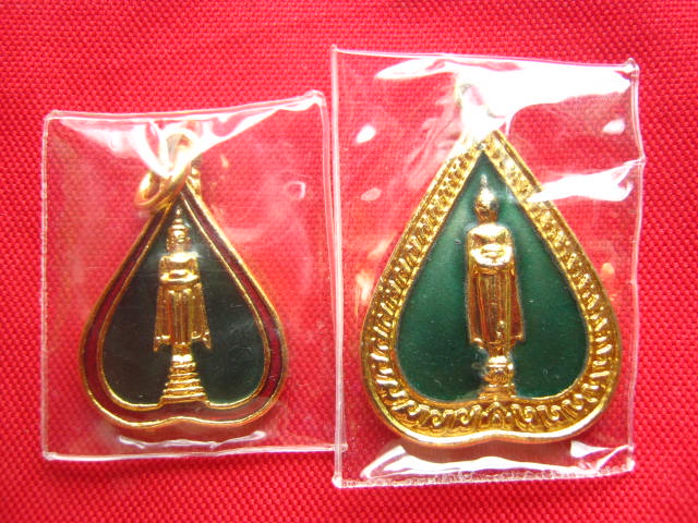 เหรียญรูปใบโพธิ์ หลวงพ่อบ้านแหลม วัดเพชรสมุทร กะไหล่ทองลงยา สวยครับ