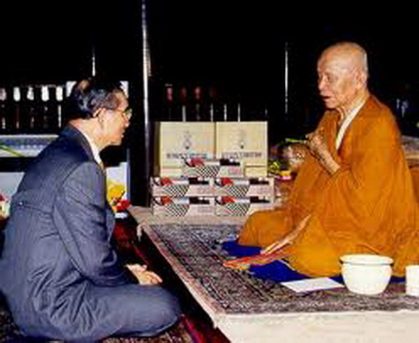 พระสมเด็จเนื้อผงพุทธคุณ (ตะกรุด พระธาตุ จีวร เกศา) หลังรูปเหมือน หลวงตามหาบัว วัดป่าบ้านตาด