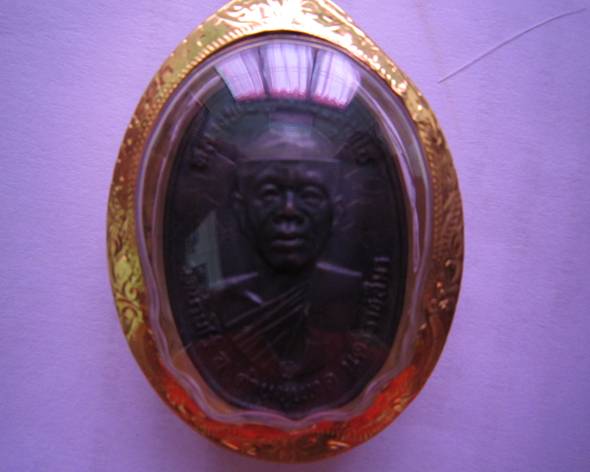 เคาะเดียว เหรียญหลวงพ่อคูณปี17 มีรอยจาร พร้อมเลี่ยมทองคำแท้ๆ