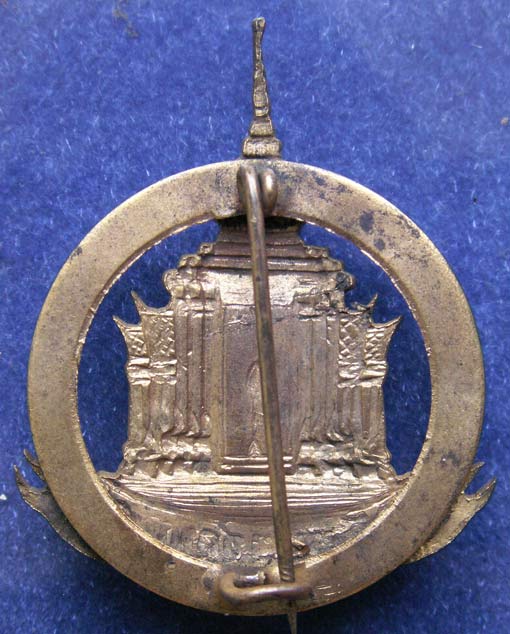 หายาก !! เข็มกลัดซุ้มประตู วัดโพธิ์ (วัดพระเชตุพนฯ) กะไหล่ทองเก่า พ.ศ. 2498