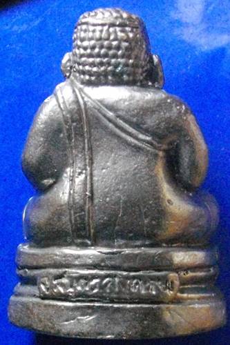 รูปหล่อพระสังกัจจาย เนื้อรมดำ วัดเพชรสมุทร จ.สมุทรสงคราม ขนาด 3*4 cm พร้อมใบคาถา เคาะเดียวแดง