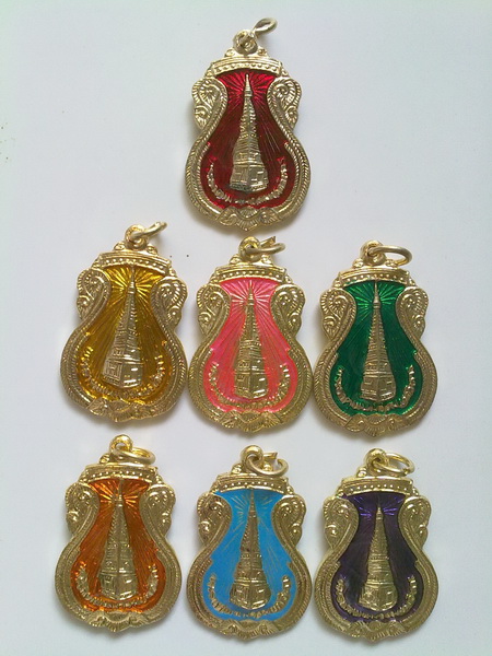 มาแบบชุด เหรียญลงยาพระธาตุพนม ชุด 7 เหรียญ 7 พระประจำวันเกิด 7สี เนื้อกะหลั่ยทอง ออกที่วัดธาตุพนม อ.