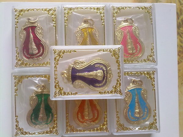 มาแบบชุด เหรียญลงยาพระธาตุพนม ชุด 7 เหรียญ 7 พระประจำวันเกิด 7สี เนื้อกะหลั่ยทอง ออกที่วัดธาตุพนม อ.