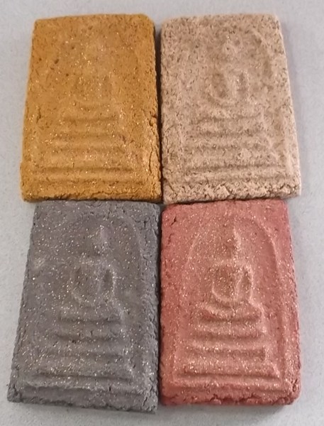 **4องค์4สีพระสมเด็จโรยผงตะไบพระบูชา ภปร. (พิมพ์ใหญ่) "หลวงพ่อแดง วัดเขาบันไดอิฐ" ปี2513*เหลือง ขาว แ