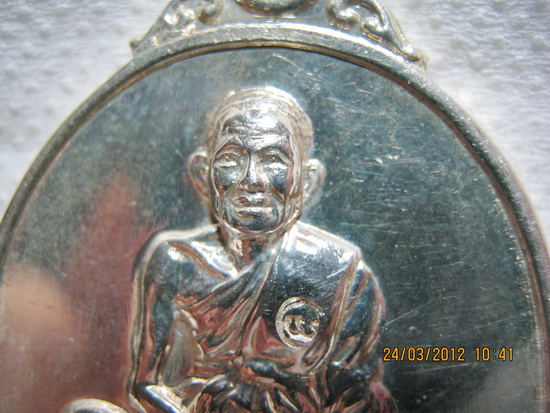เหรียญรูปไข่หลังลายเซ็นต์ หลวงพ่อยิด ปี37 เนื้อเงิน