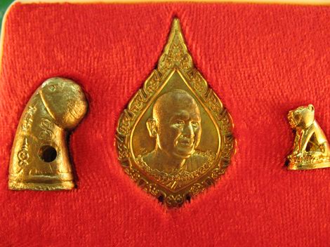 เสือพยัคฆ์ราชรุ่น6ยัอนยุคหลวงพ่อวงษ์วัดปริวาสราชสงครามปี2548ชุดพิเศษพร้อมเหรียญฉลองพัดยศเจ้าคุณรุ่นแ