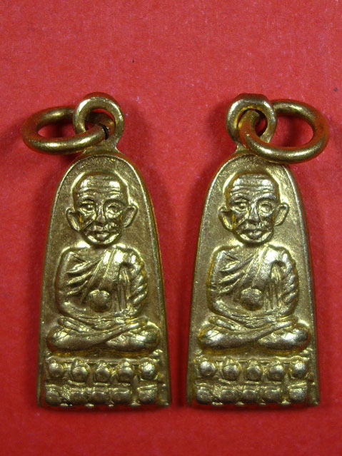 เหรียญหลวงปู่ทวดรุ่นทะเลซุงเนื้อกะไหล่ทอง ปี 2508 ทีเดียว 2 องค์