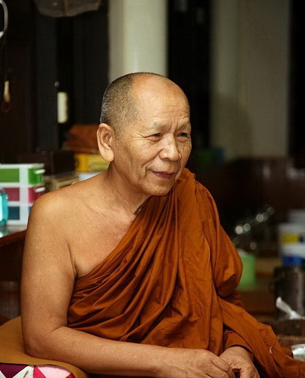เหรียญหลวงปู่อุ่นหล้า ฐิตธัมโม รูปพระพุทธ เนื้อทองแดงผิวไฟ