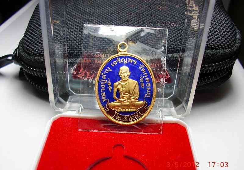 เหรียญเจริญพรสดุ้งกลับเนื้อทองเเดงลงยาสวยมากๆสีน้ำเงิน1องค์พร้อมกล่องเดิมราคาออกวัดนะครับ