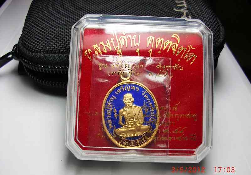 เหรียญเจริญพรสดุ้งกลับเนื้อทองเเดงลงยาสวยมากๆสีน้ำเงิน1องค์พร้อมกล่องเดิมราคาออกวัดนะครับ