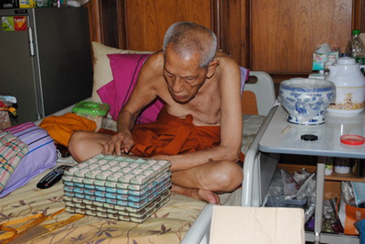 พระปิดตามหาเศรษฐีเนื้อว่าน หลวงพ่อพูน วัดบ้านแพน ฝังตะกรุด 3 ดอก เจิมแป้งเสก พร้อมกล่องเดิมจากวัด