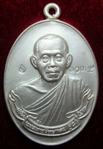 เหรียญห่วงเชื่อมรุ่นแรก หลวงพ่อคูณ วัดปรก สร้างกุฏิสงฆ์ เนื้อเงินสวยพร้อมกล่อง