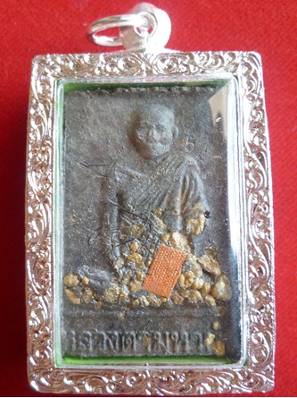 พระสมเด็จเนื้อผงผสมว่าน หลังรูปเหมือน หลวงตามหาบัว มีพระธาตุ ตะกรุด 3 ดอก เกศา จีวร โค๊ต เลข 5 