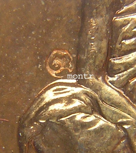 เหรียญอิทธิบารมี หลวงพ่อคูณ วัดบ้านไร่ บล็อกกองกษาปณ์ กล่องเดิม