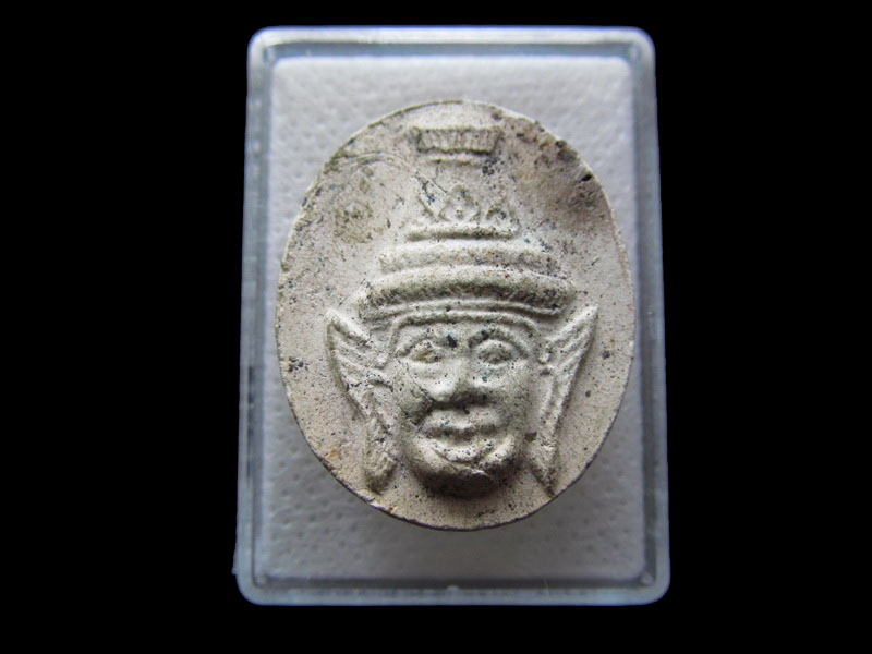 เศียรพ่อแก่ผงขาวหลังยันต์ ไม่ทราบวัด..เริ่ม20บาท/.S.79