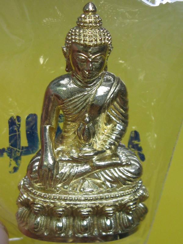 พระกริ่ง รุ่นมงคลชีวิต ก้นลายเซ็น หลวงปู่แขก วัดสุนทรประดิษฐ์ เนื้อทองเทวฤทธิ์ เลข.1137 