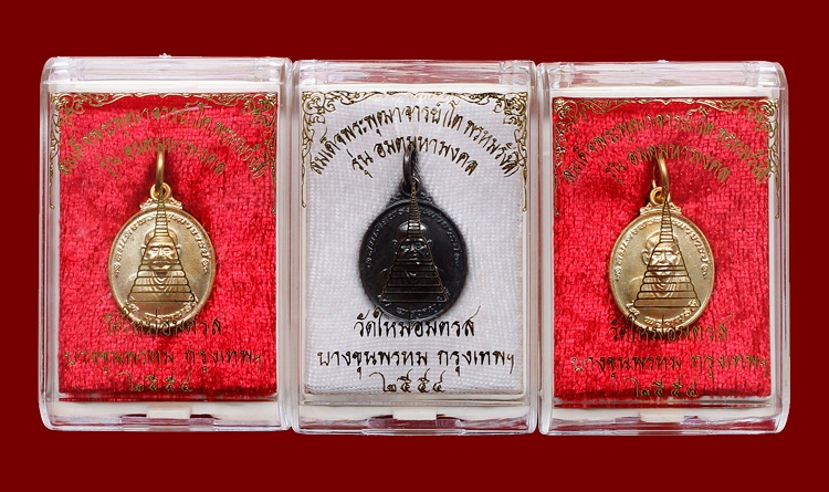 เป็นชุด 3 กล่องเคาะเดียวครับ (เนื้อทองทิพย์ พิมพ์เล็ก+เนื้อทองแดงรมดำ พิมพ์เล็ก)