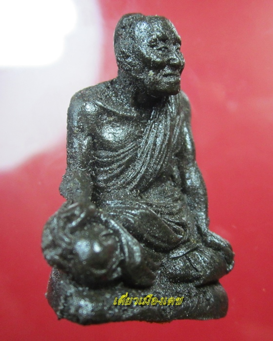 รูปปั๊มเหมือน หลวงปู่สรวงด้านล่างมีจีวรติดครับ