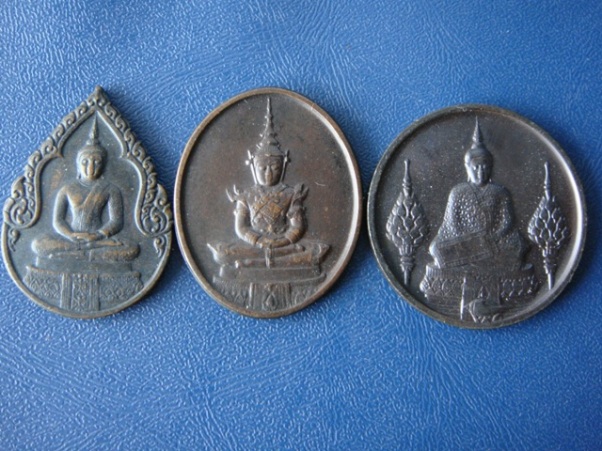 !!!! เคาะเดียว...เหรียญพระแก้วมรกต หลัง ภปร. ครบทั้ง ๓ ฤดู เนื้อทองแดง ปี ๒๕๒๕ พิธีใหญ่... !!!!
