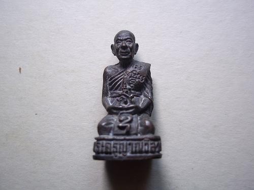 รูปหล่อนั่งคุกเข่าหลวงพ่อแดง วัดเขาบันไดอิฐ