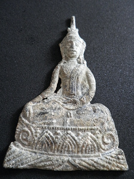 .	เชียงแสนชินเงิน  กรุเจดีย์สูง สุโขทัย  700 ปี ฐานกว้าง 5 ½ ซม.  สูง  9  ซม. 