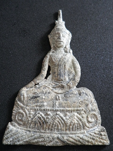 .	เชียงแสนชินเงิน  กรุเจดีย์สูง สุโขทัย  700 ปี ฐานกว้าง 5 ½ ซม.  สูง  9  ซม. 