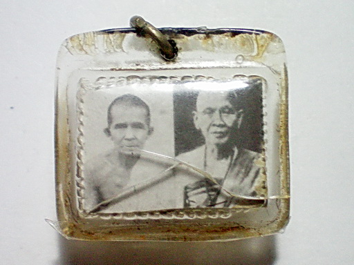 ภาพครูบาขาวปีและครูบาศรีวิชัย ในกรอบพลาสติกบรรจุเส้นเกศา