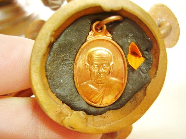 หลวงปู่โสฬส วัดโคกอู่ทอง ปราจีนบุรี.. ช่อพระกริ่งจักรพรรดิ์ 9 ยอด 9 องค์..