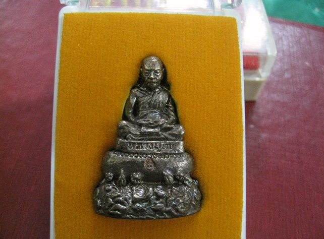 หลวงปู่ทิม วัดละหารไร่ รูปหล่ออุดผงพรายกุมาร มูลนิธิหลวงปู่ทิม เนื้อนวะงามๆครับ