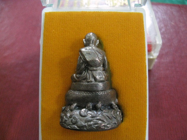 หลวงปู่ทิม วัดละหารไร่ รูปหล่ออุดผงพรายกุมาร มูลนิธิหลวงปู่ทิม เนื้อนวะงามๆครับ