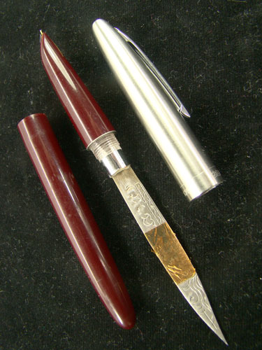 มีดปากกาสีแดง หลวงพ่อเพี้ยน วัดเกริ่นกฐิน ความยาวมีด ๑๔ เซนติเมตร ความยาวใบมีด ๖ เซนติเมตร 