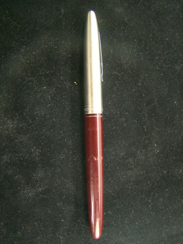 มีดปากกาสีแดง หลวงพ่อเพี้ยน วัดเกริ่นกฐิน ความยาวมีด ๑๔ เซนติเมตร ความยาวใบมีด ๖ เซนติเมตร 