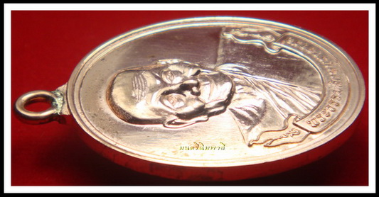 เหรียญห่วงเชื่อม เนื้อทองแดงนอกชุบพิ้งโกลด์ หลวงพ่อจรัญ วัดอัมพวัน จ.สิงห์บุรี สร้างเพียง 499 เหรียญ