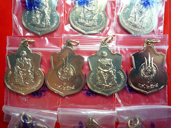 เหรียญนั่งบัลลังค์ ปี39 เนื้อ อาบาก้า 10 เหรียญ