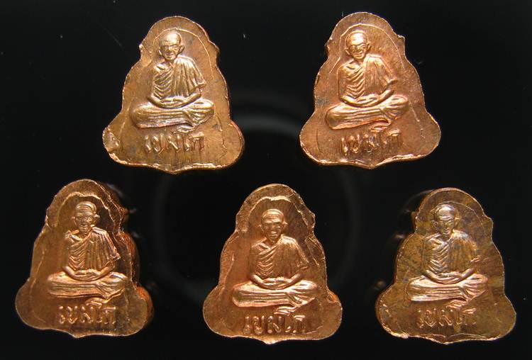 **ทีเดียว 5 องค์ พระปิดตาหลังรูปเหมือน หลวงพ่อเกษม เขมโก เืนื้อทองแดง สวยๆ เคาะเดียวแดง**WK51
