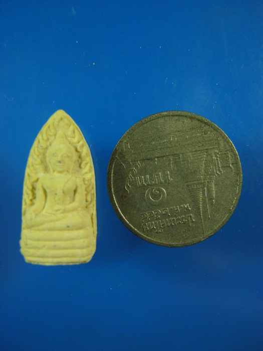 พระเนื้อผง หลัง  ว  ๔๔ **20**