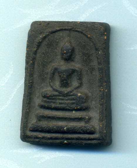 พระสมเด็จเนื้อผงใบลานมีฝังตะกรุดใต้ฐานไม่ทราบที่ครับ